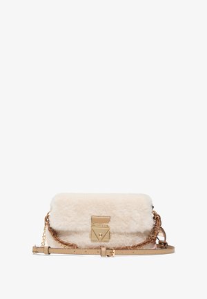 Borsa in pelliccia sintetica color crema con dettagli in metallo dorato, catena e accenti in pelle, forma rettangolare, cinturino staccabile e chiusura a linguetta magnetica.