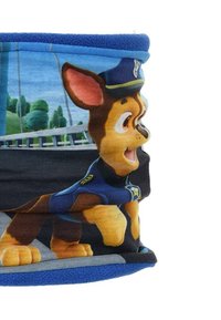 Fleece nek warmhouder met een cartoonhondacteur in een politieuniform. Blauwe en zwarte kleuren met grafische illustraties en een zachte textuur.