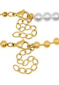 Collana in oro con tre perle bianche lucide e sfere in oro, dotata di chiusura a granchio e prolunga per una lunghezza regolabile.