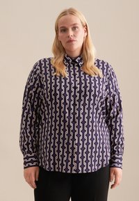 Camicia button-up di un viola scuro con un motivo di catena bianca a contrasto. Maniche lunghe con polsini a bottone e un classico design del colletto.