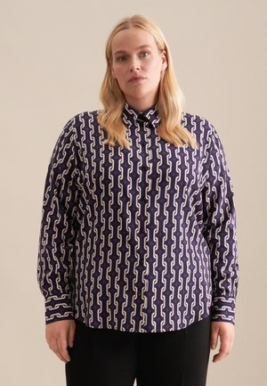Camicia button-up di un viola scuro con un motivo di catena bianca a contrasto. Maniche lunghe con polsini a bottone e un classico design del colletto.