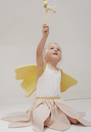 Puku, joka sisältää valkoisen yläosan kukkakuvioinnilla, vaaleanpunaisen terälehtimäisen hameen ja keltaiset siivet; kädessä kultainen taikasauva, jossa värikkäitä koristeita.