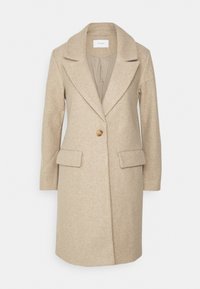 Abrigo de mezcla de lana beige con una silueta estructurada, solapas muestradas, cierre de un botón y dos bolsillos delanteros. Textura suave.