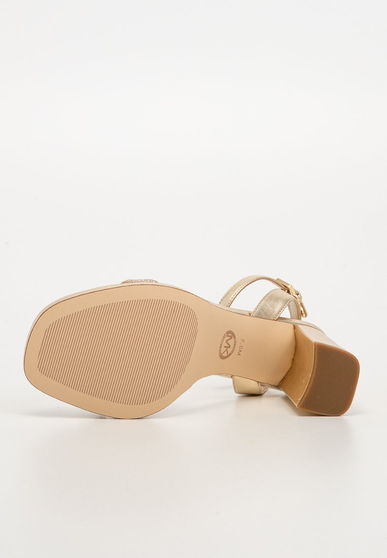 Sandale à talon doré avec une semelle beige texturée. Dotée d'une large bride sur les orteils et d'une fines lanière à la cheville avec une boucle.