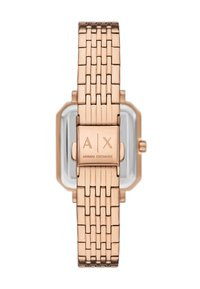 Reloj cuadrado de plata con una correa de metal en tono oro rosado, que presenta un diseño de eslabones y un logo grabado en el cierre. Carátula simple y elegante.