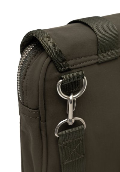Sac d'ordinateur portable vert olive avec une texture de tissu lisse, doté d'une fermeture éclair argentée, de coutures renforcées et d'une sangle en nylon réglable avec des clips en métal.