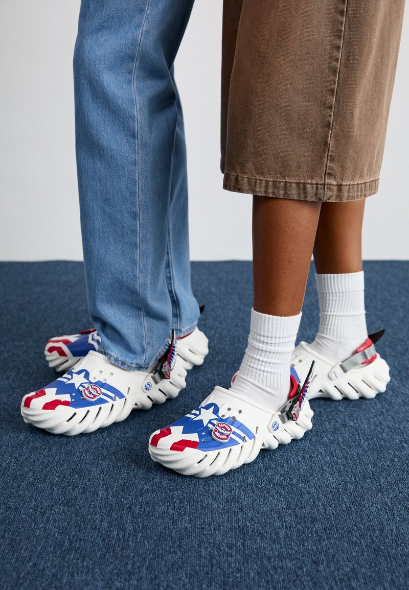 Crocs CROCS X CAPTAIN AMERICA UNISEX - Mules - white