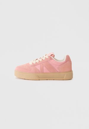 Rosa semskesneakers med beige gummisåler. Har rund tå, flate snørebånd og geometriske designelementer på siden.