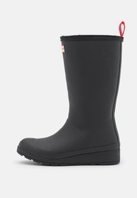Botte de pluie noire en caoutchouc avec une surface légèrement texturée, de forme haute, bout rond et tirant rouge en haut pour un enfilage facile.