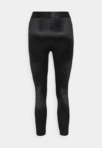 Leggings neri con una texture liscia e lucida. Presentano una cintura elastica nera a contrasto con un logo discreto. Design aderente in tutto.