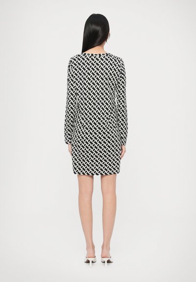 Melnbalts rakstains kleita ar garām piedurknēm, ģeometrisku dizainu, apaļu kakla izgriezumu un piegulošu siluetu, kas beidzas virs ceļa.