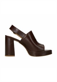 Bruine leren hoge hakken sandaal met een open teen, slingback band en een chunky, vierkante hak. Soepele textuur en minimalistische designelementen.