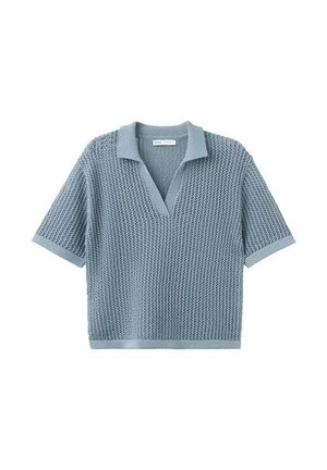 Polo de punto azul claro de manga corta con cuello abierto y patrón de malla texturizada, presentado plano sobre fondo blanco.