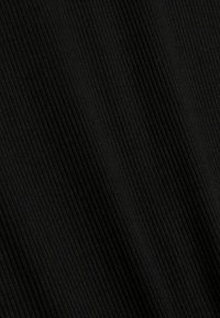 Tissu noir côtelé avec des lignes texturées verticales créant un motif rayé subtil.