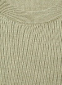 Heller grüner gestrickter Pullover mit strukturiertem Gewebe, ausgestattet mit einem gerippten Ausschnitt und einem einheitlichen Muster im gesamten Stoff.