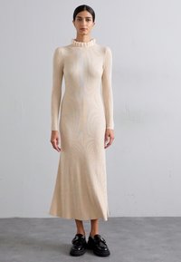 sandro Dolga obleka - beige