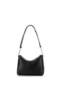 Borsa a mano in pelle nera con design curvo, superficie texture, tracolla regolabile e dettagli in catena color oro. Chiusura con zip.