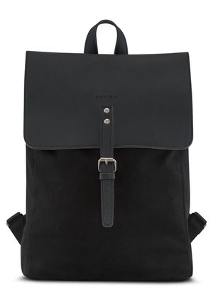 Mochila negra con solapa frontal, cierre de hebilla, asa superior y dos tirantes para los hombros, nombre de la marca "Expatrié" impreso en la solapa.