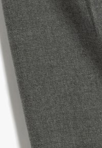 Grauer Stoff mit feiner Textur, der eine glatte Oberfläche und leichten Stretch zeigt. Das Material erscheint solid ohne Muster oder Akzente.