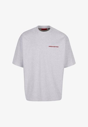 Graues Baumwoll-T-Shirt mit rundem Halsausschnitt, lockerer Passform, kurzen Ärmeln und dem Schriftzug "PROHIBIERT" in roter Schrift auf der Vorderseite.