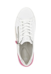 Sneaker bianco con tomaia in pelle liscia, dettagli rosa, lacci centrali e zip laterale. Interno imbottito per il massimo comfort.