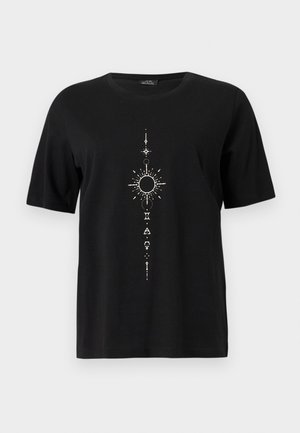 T-shirt nera a maniche corte con un design celeste verticale bianco che presenta un sole, stelle e simboli geometrici lungo il centro davanti.