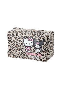Kosmetisk påse med leopardmönster som har Hello Kitty- och Kuromi-grafik, dragkedjestängning, rektangulär form och slitstarkt tygmaterial.