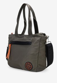 Bolsa tote de nylon gris con asas superior dobles y una correa desmontable. Presenta un tirador de cremallera naranja y un detalle de bolsillo de cuero negro.