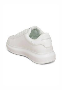 Fehér, alacsony szárú sneaker vastag talppal, fűzős elülső résszel, és a saroktabon lévő "KARL LAGERFELD" dombornyomott logóval.