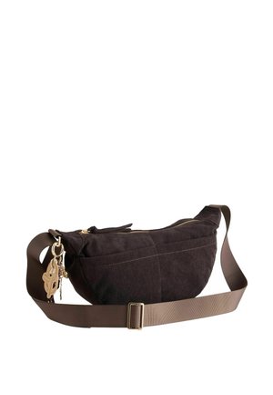 Bolso bandolera de pana marrón oscuro, con una correa ancha ajustable, cremallera dorada y un llavero decorativo, sobre un fondo blanco.