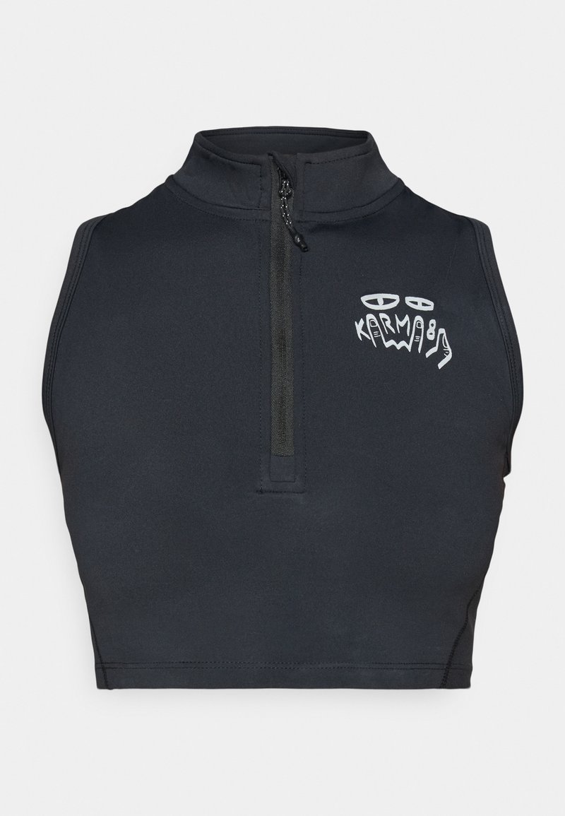 Top cropped sem mangas preto com gola alta, fecho de zíper de um quarto na frente e gráfico abstrato branco "Karma" no lado esquerdo do peito.