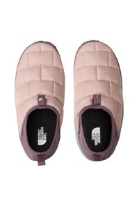 Αναπαυτικά παπούτσια slip-on σε ανοιχτό ροζ χρώμα με σχεδιασμό καπιτονέ, που διαθέτουν μοβ λεπτομέρεια, θηλιά έλξης και σκουρόχρωμη εσωτερική επένδυση.