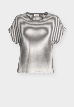 Lühikeste varrukatega halli ja valge horisontaalse triibuga t-särk, ümar kaelus ja lõdvestunud istuvus.