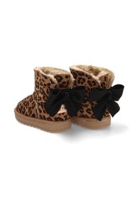 Botas de tobillo con estampado de leopardo que cuentan con un interior suave en color marrón claro, un exterior texturizado y lazos de satén negro en la parte trasera. Suelas de goma para mayor tracción.