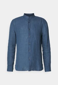 Camisa de lino azul de manga larga para hombre con cuello mao y botones negros en la parte delantera sobre un fondo blanco.
