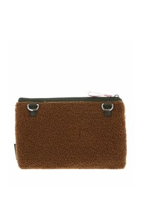 Pochette en polaire marron avec un extérieur texturé, surmontée d'une fermeture éclair verte et d'une languette rose, ornée d'accents métalliques argentés.