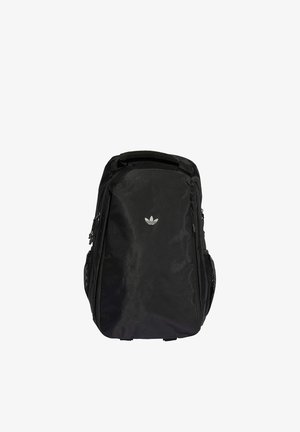 Czarny plecak wykonany z trwałego materiału, o nowoczesnym designie, z centralnym zamkiem błyskawicznym, siateczkowymi bocznymi kieszeniami oraz małym, odblaskowym logo z przodu.