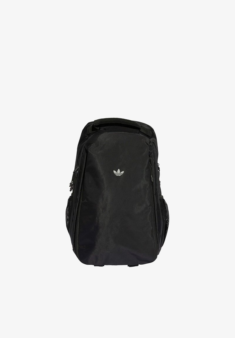 Svart ryggsäck med hållbart tyg, en slimmad design, central dragkedja, nätfickor på sidorna och en liten reflekterande logotyp framtill.