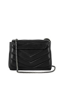 Borsa a tracolla in pelle nera con motivo a imbottitura a zig-zag, dotata di una tracolla a catena in argento e chiusura a patta. Forma rettangolare compatta.