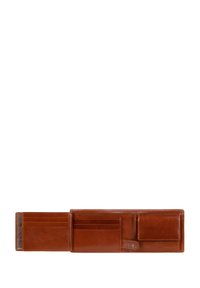 Portafoglio in pelle marrone con una texture liscia, diverse fessure per carte, un compartimento per banconote e una chiusura a bottone su un lato.