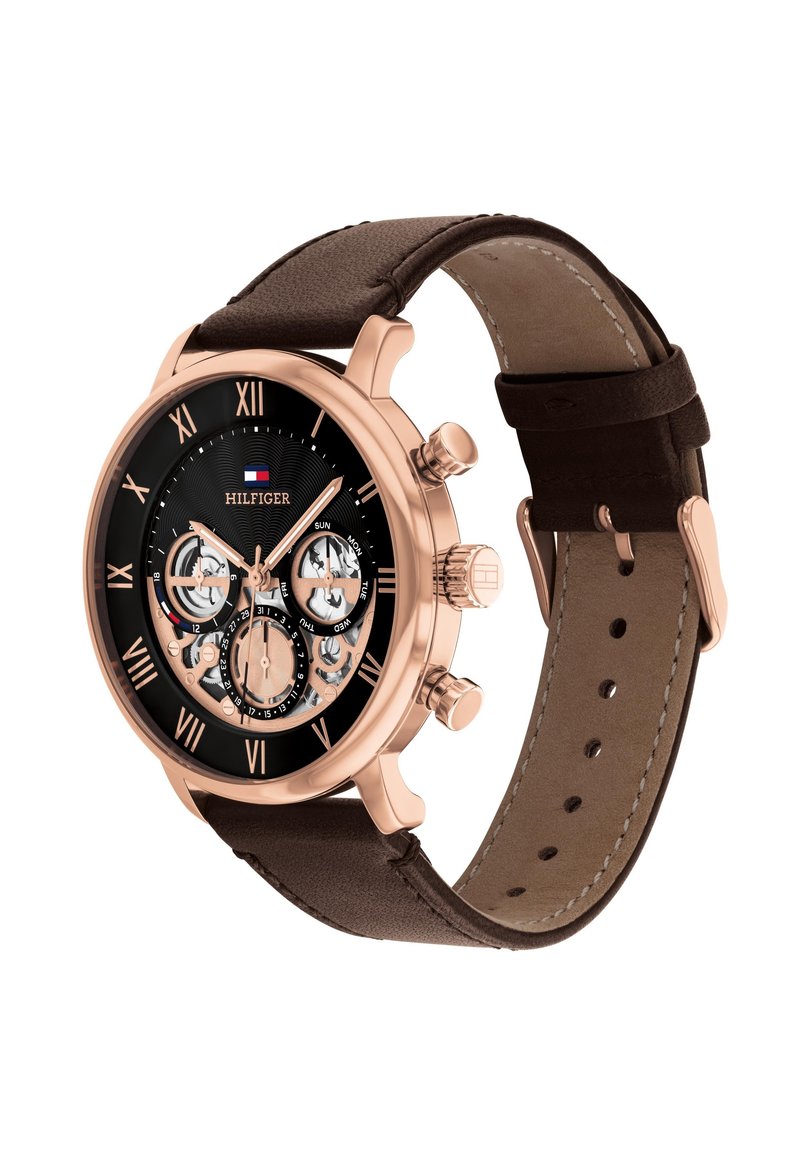 Montre chronographe ronde avec un boîtier en acier inoxydable rose doré, un cadran noir, un bracelet en cuir brun et des index horaires en chiffres romains.
