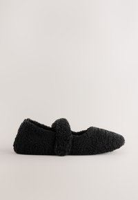 Chaussure plate noire duveteuse avec un bout arrondi et une bride duveteuse assortie sur le cou-de-pied, présentée sur un fond uni.