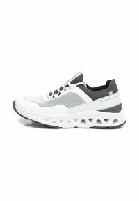 Zapatilla deportiva blanca y gris con parte superior de malla transpirable, detalles texturizados y suela acolchada con patrones recortados.