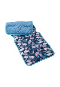 Pikowana mata z niebieską górą, ozdobiona kwiatowym wzorem w odcieniach różu i niebieskiego na ciemnym tle, wykończona niebieską lamówką.