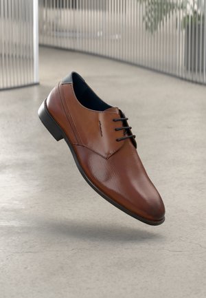 Pier One LEATHER - Šnurovačky - tan