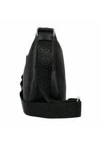 Borsa in pelle nera con un pannello laterale testurizzato con motivo logo, hardware argentato e una larga tracolla in tessuto. Finitura liscia, design minimalista.