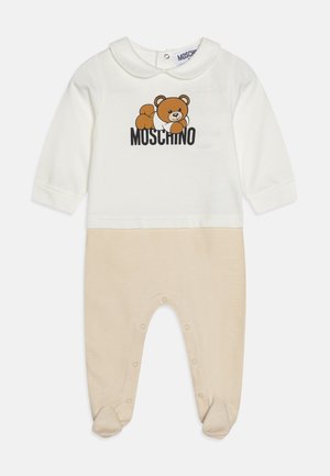 Weißes und beige Babykleid mit einem Bärenmotiv, rundem Kragen, langen Ärmeln und Druckknöpfen am Boden für ein einfaches Ankleiden.