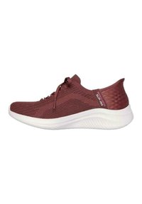 Baskets de sport en tricot rouge avec une tige en mesh, semelle blanche et une marque discrète sur le talon. Comprend des lacets et un design courbé et rembourré.