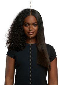 Cheveux moitié bouclés et moitié raides, avec des boucles bien définies à gauche et des mèches longues et lisses à droite. Les deux sections se rejoignent au centre.