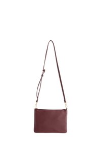 Burgundowa skórzana torebka crossbody o gładkiej fakturze, prostokątnym kształcie, smukłym regulowanym pasku i złotymi akcentami.